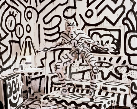Keith Haring - portrait taken of him in a room in his squiggly line mind